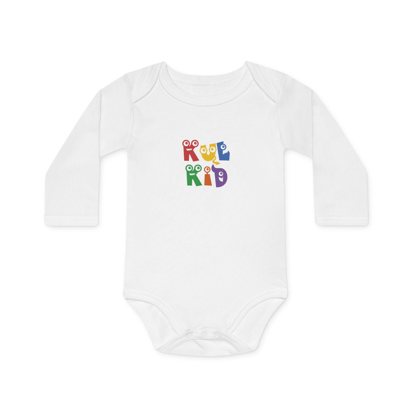 Baby iført hvit body med monster-motiv fra KUL KID, sittende på lys bakgrunn