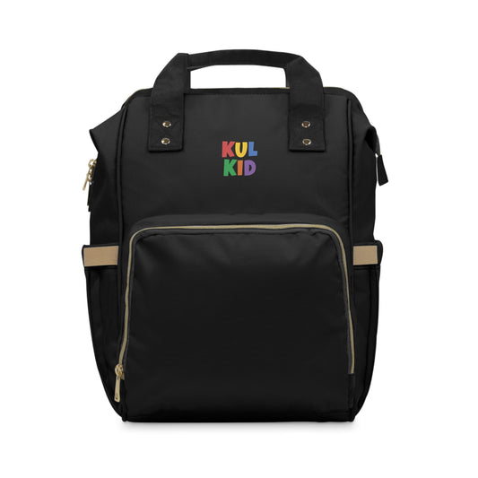 Svart stelle- og bleie-ryggsekk fra KUL KID, stående på hvit bakgrunn med synlig logo foran.