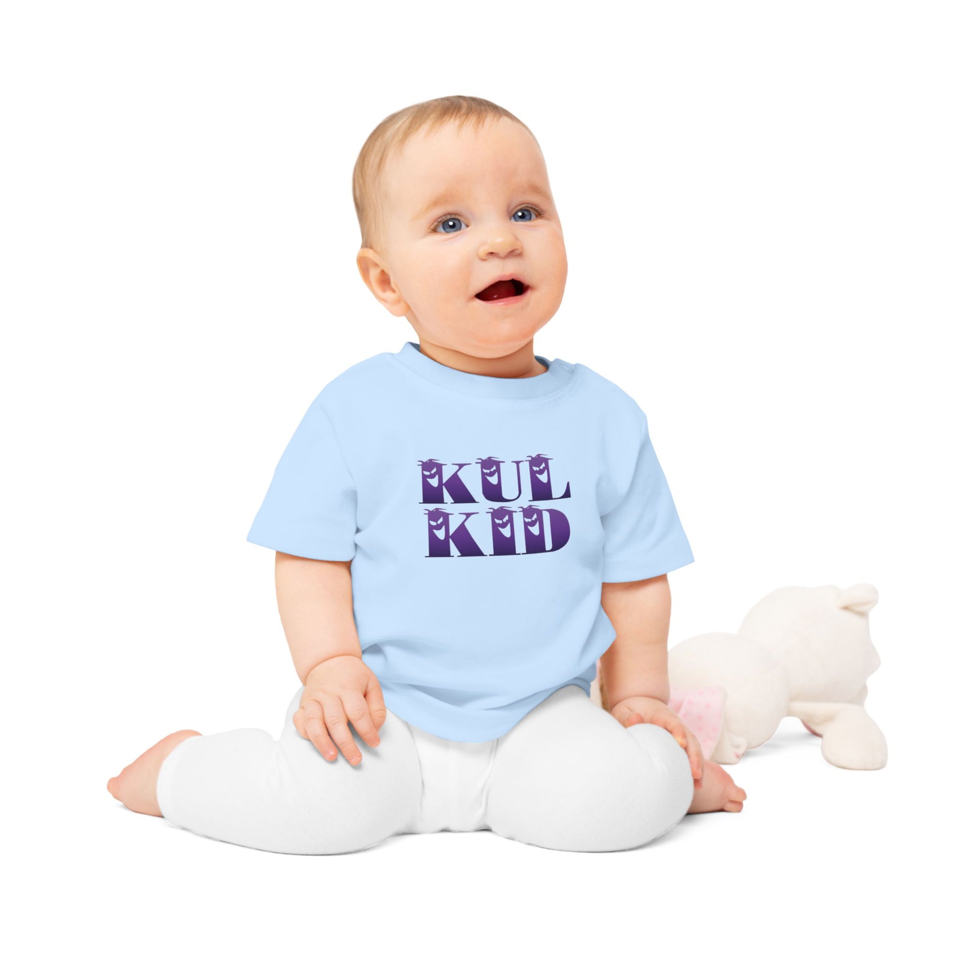 Baby iført Spooky-t-skjorte i lyseblå, sittende mot lys bakgrunn.