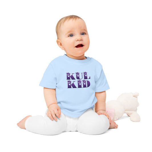 Baby iført Spooky-t-skjorte i lyseblå, sittende mot lys bakgrunn.