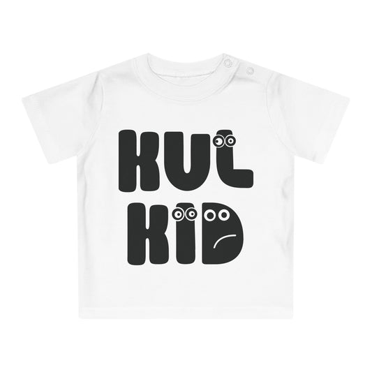 Hvit baby-t-skjorte med svart LATTERKUL-print mot lys bakgrunn.