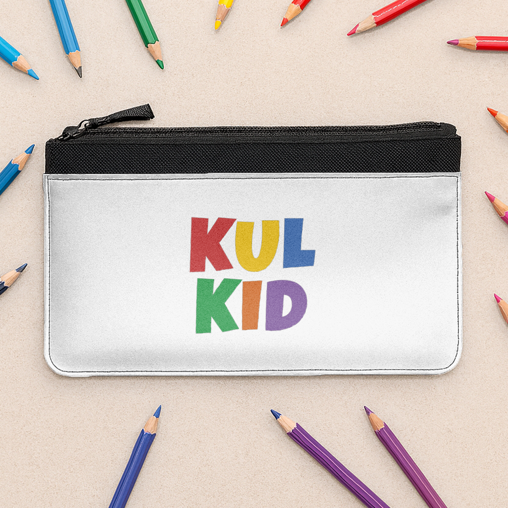Hvit pennalveske med KUL KID-logo plassert på bord med fargerike blyanter rundt.