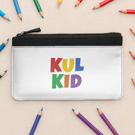 Hvit pennalveske med KUL KID-logo plassert på bord med fargerike blyanter rundt.