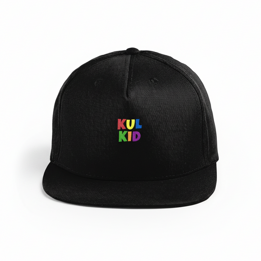 Svart snapback-caps med brodert KUL KID-logo i farger, avbildet mot hvit bakgrunn.