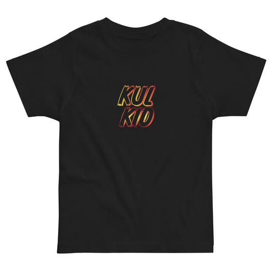 Sort barne-t-skjorte med KUL KID-logo og åpne flammer i oransje og rød nyanse.