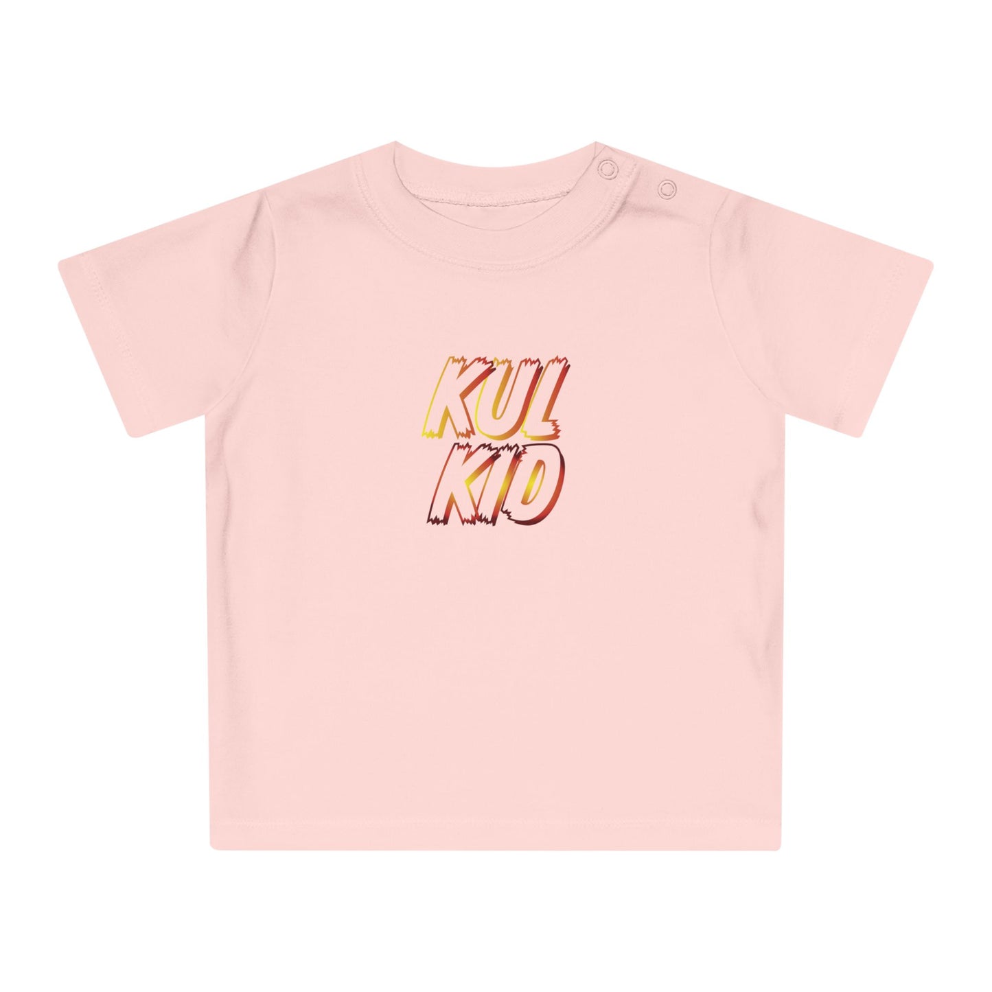 Lys rosa baby-t-skjorte med KUL KID Åpne Flammer-logo i oransje og gullnyanser.