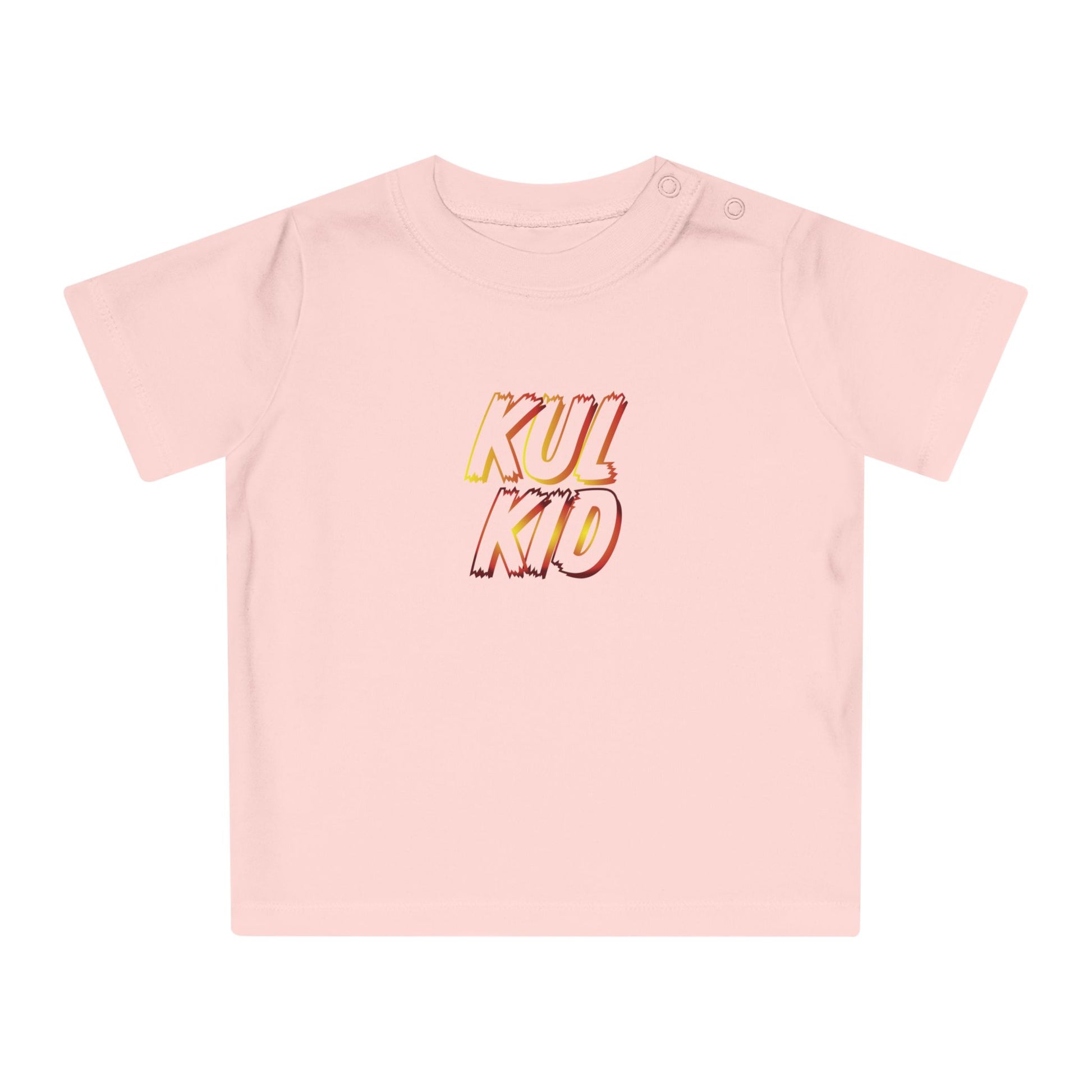 Lys rosa baby-t-skjorte med KUL KID Åpne Flammer-logo i oransje og gullnyanser.