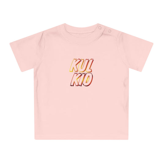 Lys rosa baby-t-skjorte med KUL KID Åpne Flammer-logo i oransje og gullnyanser.