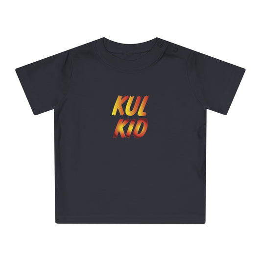Sort baby-t-skjorte med KUL KID Bare Flammer-logo i oransje og rød nyanse på fronten.