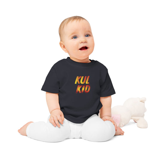 Baby iført Bare Flammer-t-skjorte i mørk variant, smilende på lys bakgrunn.