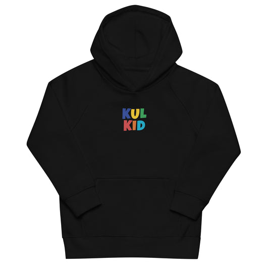 Svart hettegenser med fargerik KUL KID-logo på brystet, avbildet mot lys bakgrunn.
