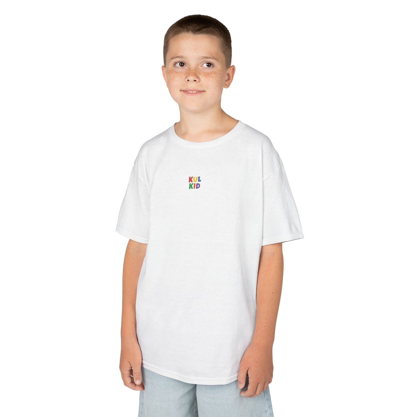 Ungdom iført oversized KUL KID T-skjorte, stående mot lys bakgrunn.