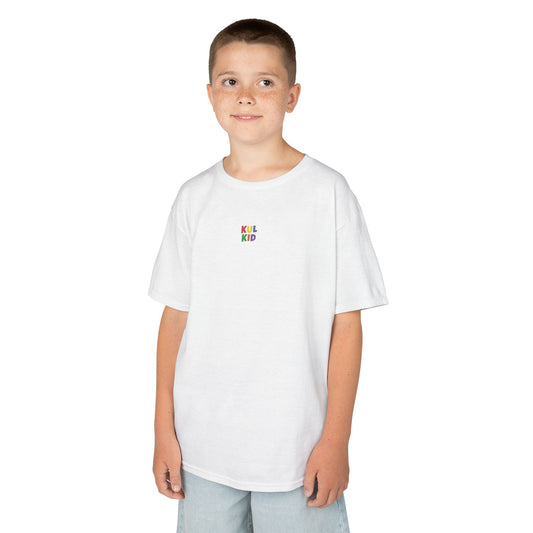 Ungdom iført oversized KUL KID T-skjorte, stående mot lys bakgrunn.