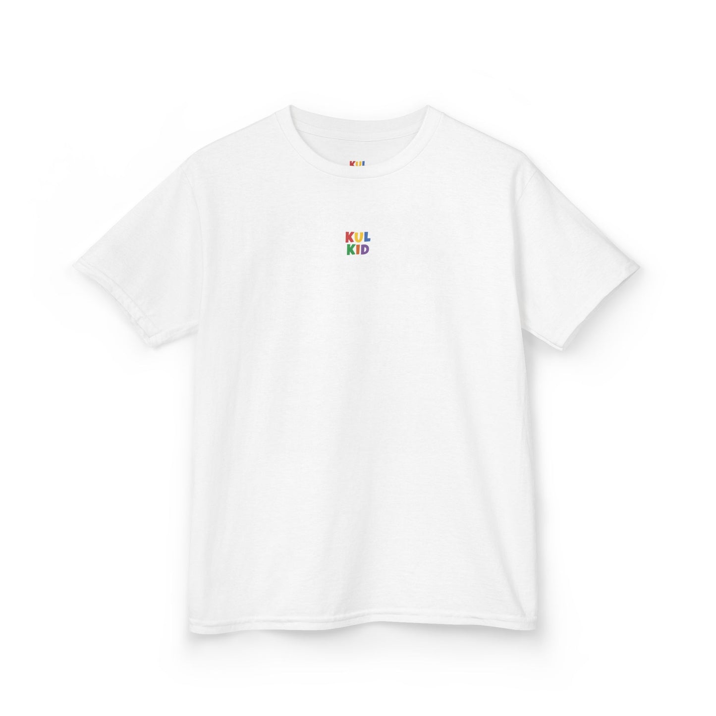 Hvit oversized KUL KID Basics T-skjorte med logo i front.