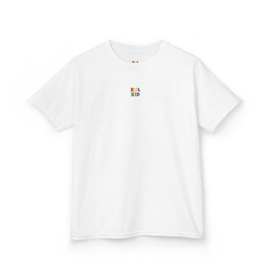 Hvit oversized KUL KID Basics T-skjorte med logo i front.