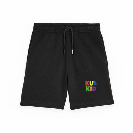 Svart joggeshorts med brodert KUL KID-logo nederst, avbildet mot lys bakgrunn.
