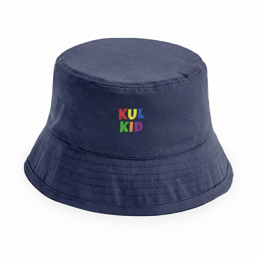 Blå økologisk bucket-hatt med brodert KUL KID-logo på hvit bakgrunn.