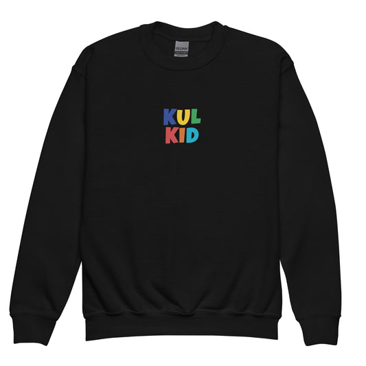 Svart rundhalset genser med fargerik KUL KID-logo på brystet, avbildet mot lys bakgrunn.
