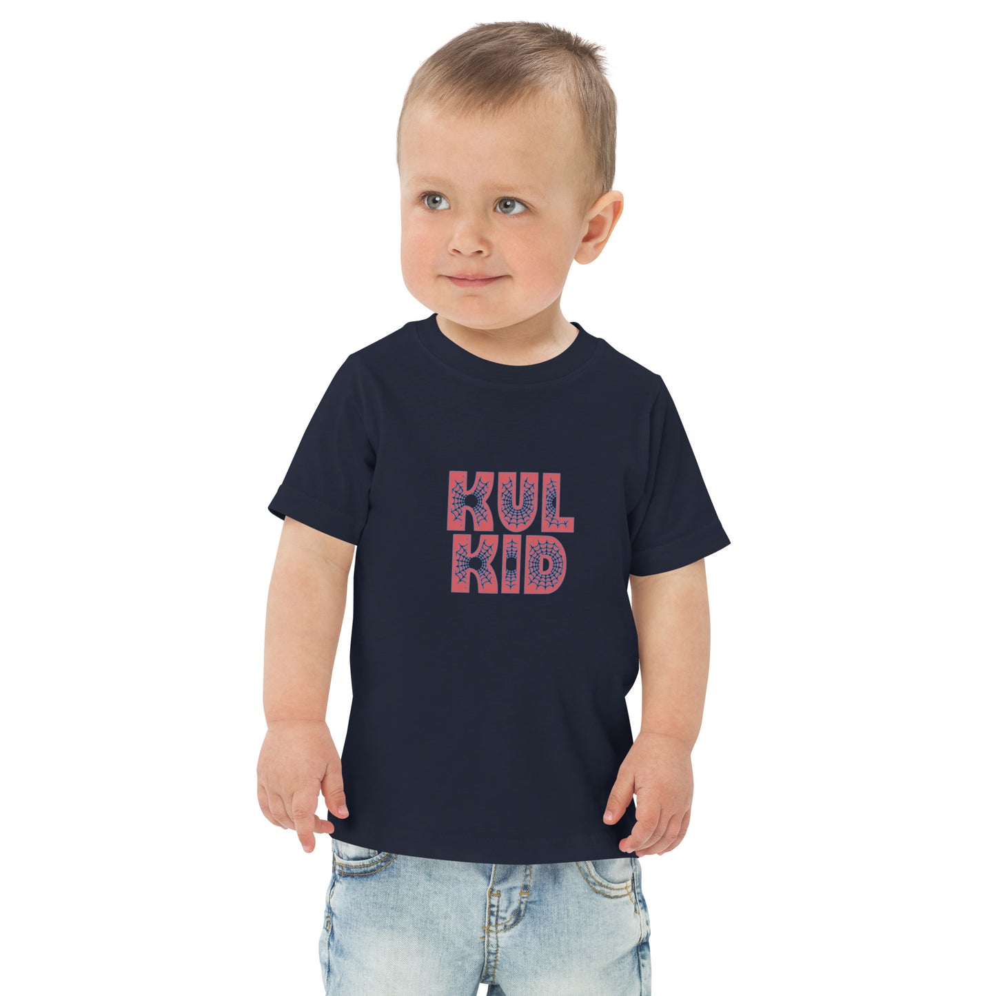 Barn iført KUL KID T-skjorte med superhelt-inspirert motiv, sett forfra.