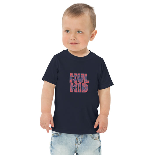 Barn iført KUL KID T-skjorte med superhelt-inspirert motiv, sett forfra.