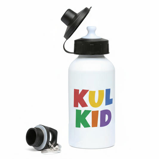 Hvit drikkeflaske i aluminium med KUL KID-logo og to medfølgende lokk.