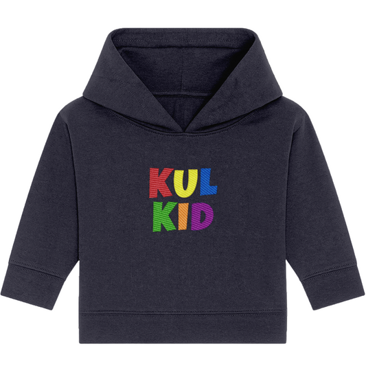 Marineblå babyhettegenser med brodert KUL KID-logo, vist mot hvit bakgrunn.