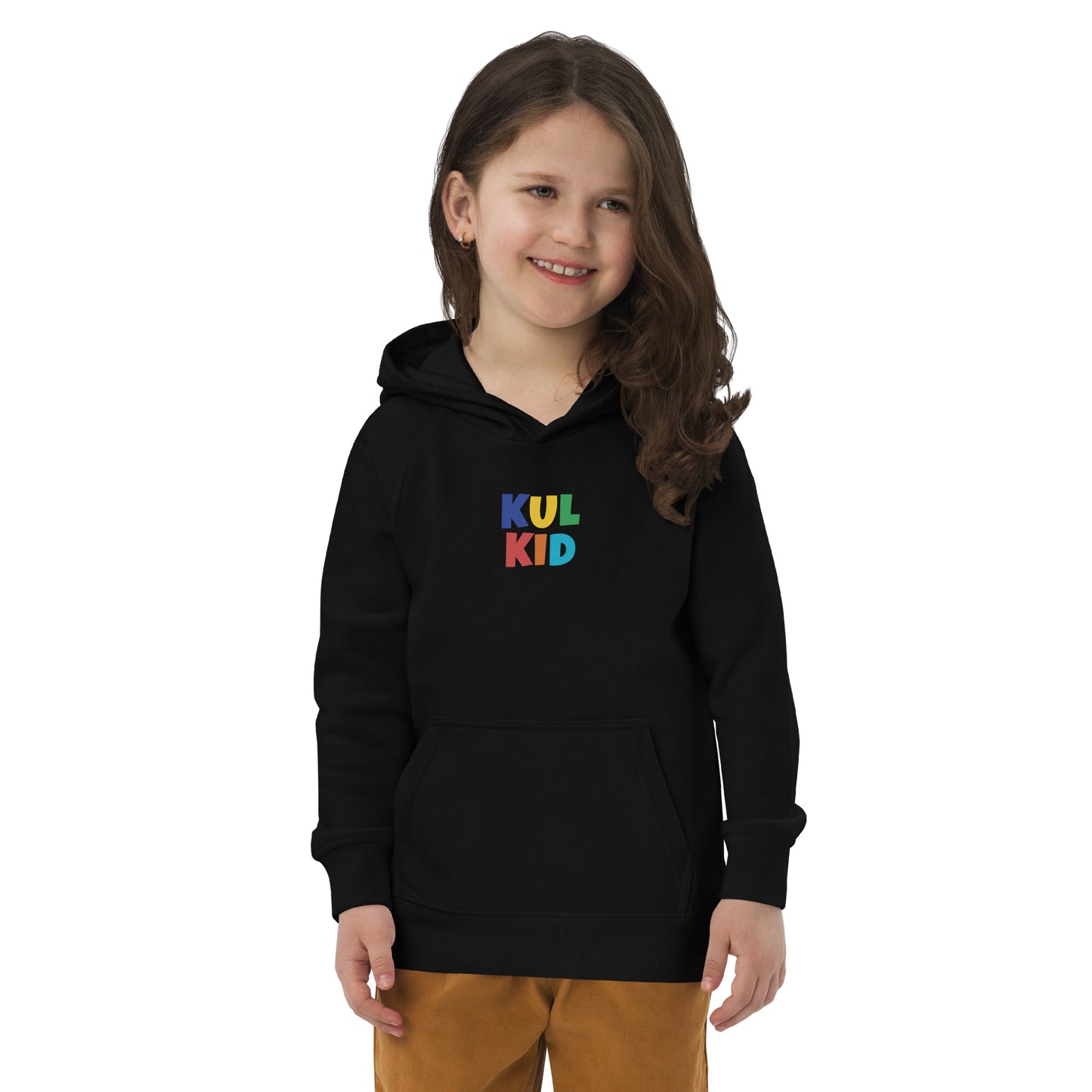Barn iført svart hettegenser med KUL KID-trykk, smilende foran nøytral bakgrunn.