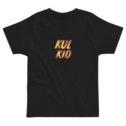 Sort barne-t-skjorte med KUL KID-logo omgitt av lukkede flammer i oransje toner.