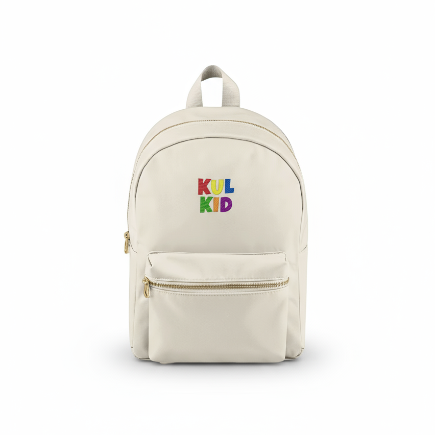 Beige mini ryggsekk med brodert KUL KID-logo på hvit bakgrunn.
