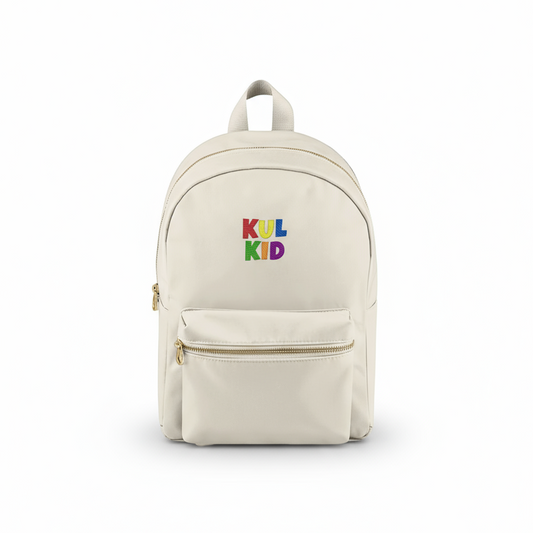 Beige mini ryggsekk med brodert KUL KID-logo på hvit bakgrunn.