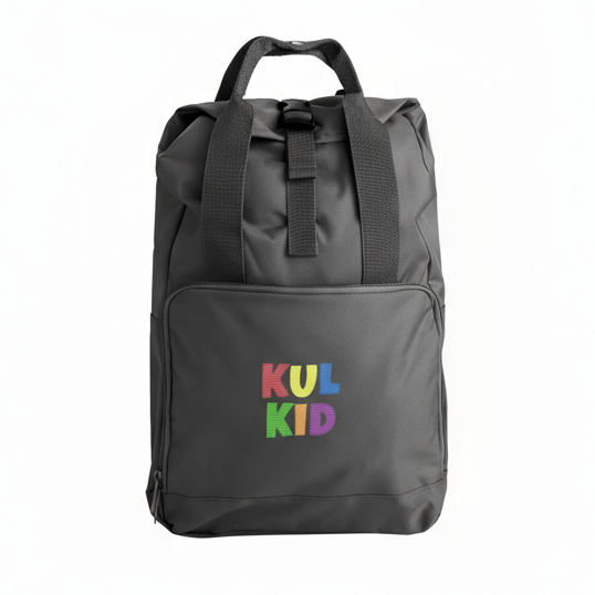 Svart rolltop-ryggsekk med brodert KUL KID-logo på hvit bakgrunn.