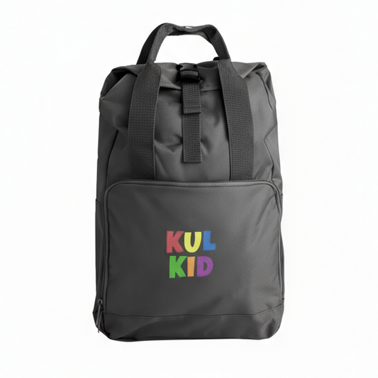 Svart rolltop-ryggsekk med brodert KUL KID-logo på hvit bakgrunn.
