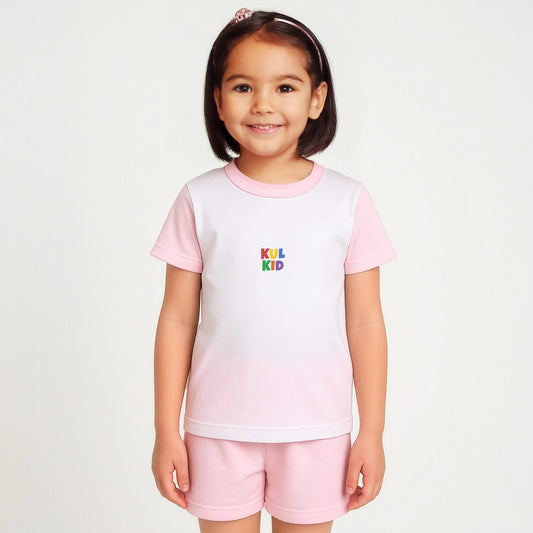 Barn kledd i KUL KID pysjamas-sett med Rosa detaljer