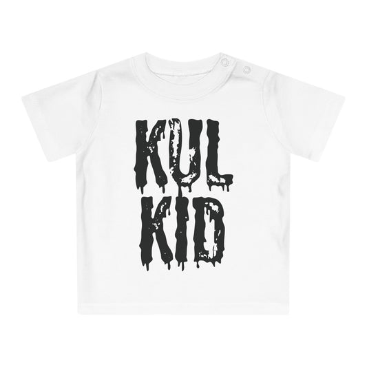 Hvit baby-t-skjorte med svart SKIKKELIG SØL-print mot lys bakgrunn.