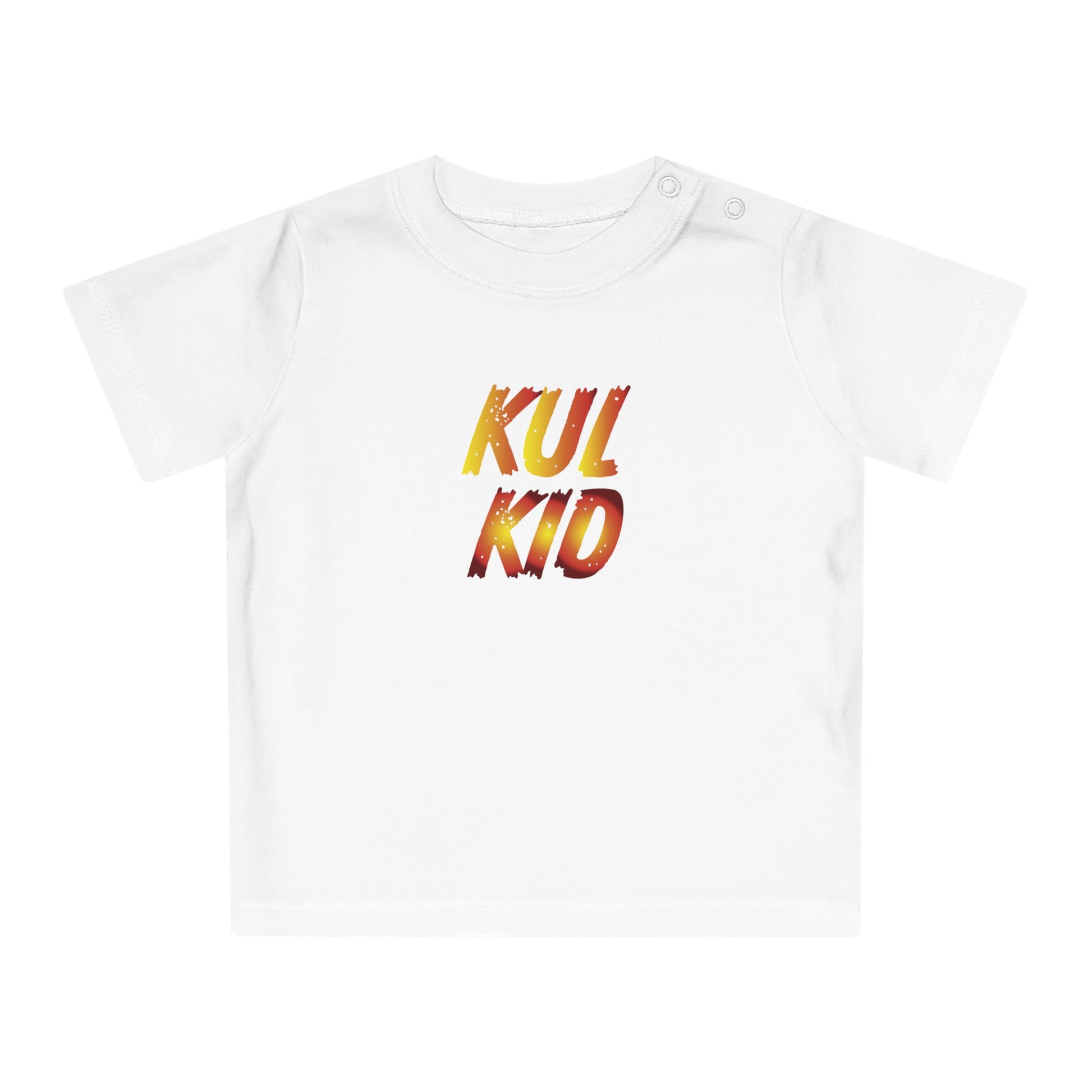 Hvit baby-t-skjorte med KUL KID Slitte Flammer-logo i oransje og gull med vintage-finish.