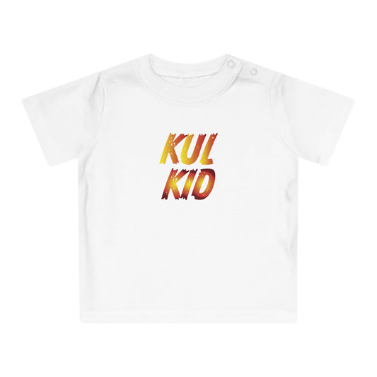 Hvit baby-t-skjorte med KUL KID Slitte Flammer-logo i oransje og gull med vintage-finish.