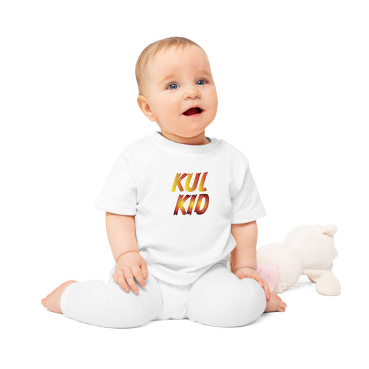 Baby iført Slitte Flammer-t-skjorte i lys variant, sittende på hvit bakgrunn.
