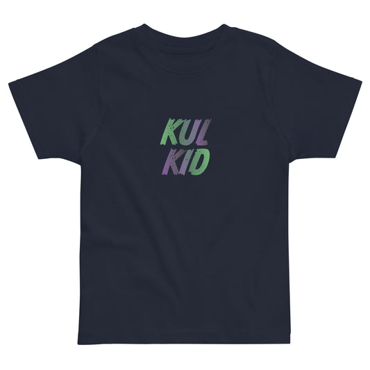 Sort barne-t-skjorte med KUL KID Smash Slitt-logo i grønn og lilla nyanse.