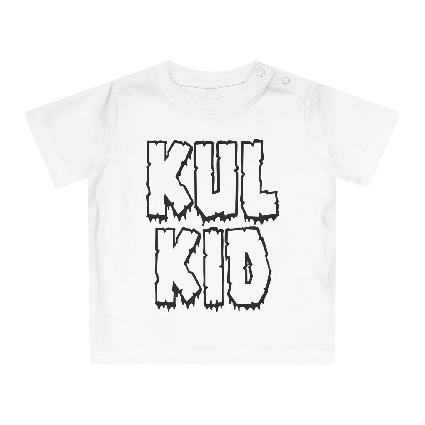 Hvit baby-t-skjorte med svart SMÅKALD-print mot lys bakgrunn.