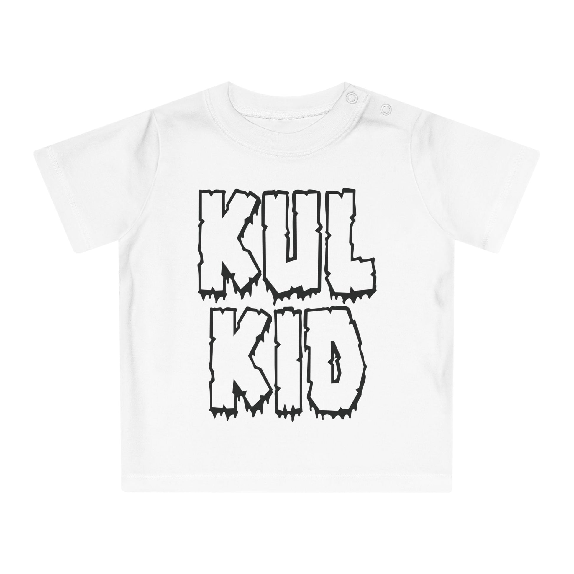 Hvit baby-t-skjorte med svart SMÅKALD-print mot lys bakgrunn.
