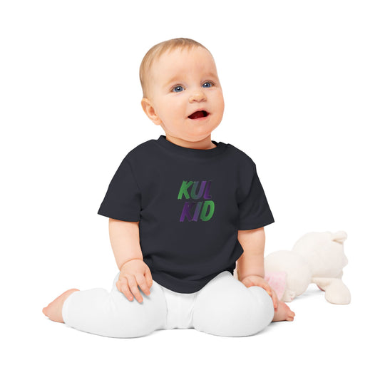 Baby iført Smash Kjempen-t-skjorte i grå variant, sittende på lys bakgrunn.