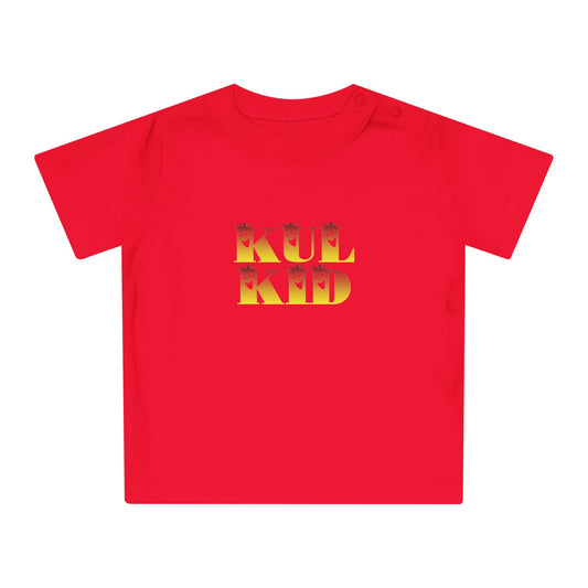 Rød baby-t-skjorte med KUL KID Solspøkelse-logo trykket på fronten.