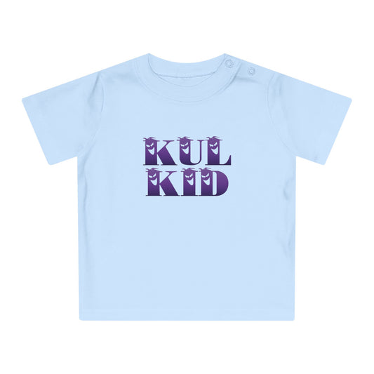 Baby-t-skjorte i lys blå med lilla KUL KID Spooky-trykk på fronten.