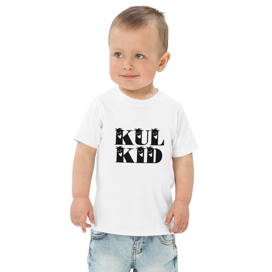 Barn iført hvit Spooky-t-skjorte med svart KUL KID-print sett forfra