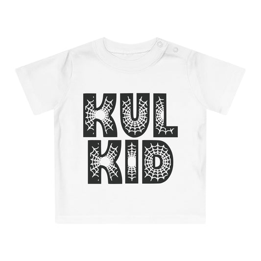 Hvit baby-t-skjorte med svart SUPERKUL-print mot lys bakgrunn.