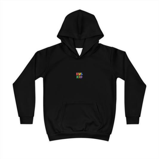 Svart KUL KID hettegenser med brodert logo i front.