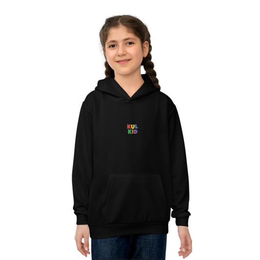 Barn iført svart hettegenser fra KUL KID Basics, sittende med avslappet uttrykk.