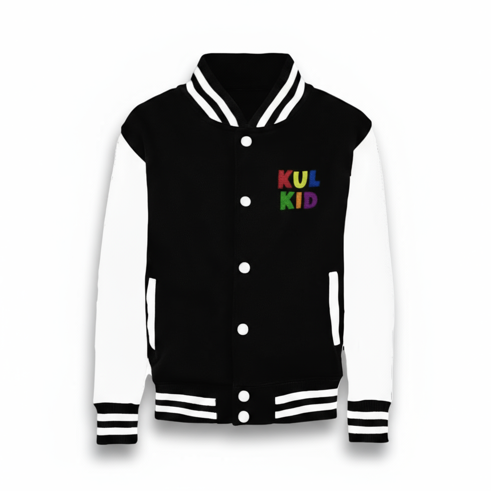 Svart varsity-jakke med brodert KUL KID-logo og hvite kontrastdetaljer, vist mot hvit bakgrunn.