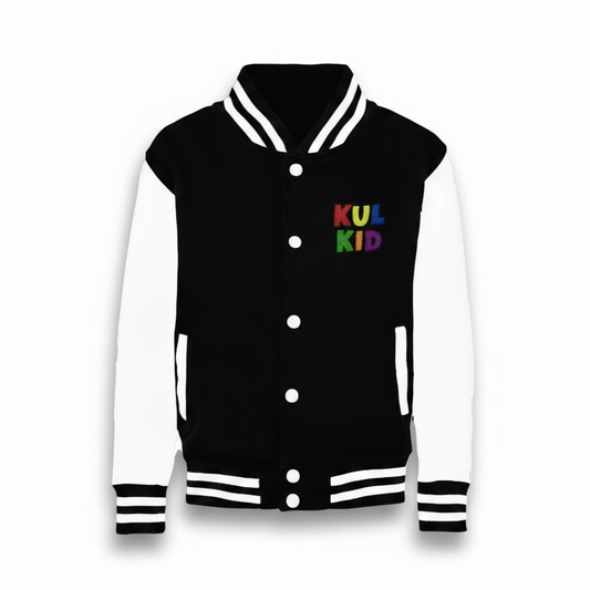Svart varsity-jakke med brodert KUL KID-logo og hvite kontrastdetaljer, vist mot hvit bakgrunn.