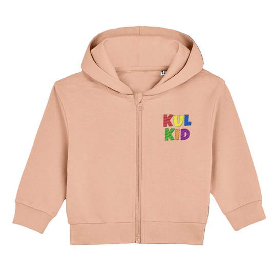 Ferskenfarget babyhettegenser med brodert KUL KID-logo, vist mot hvit bakgrunn.